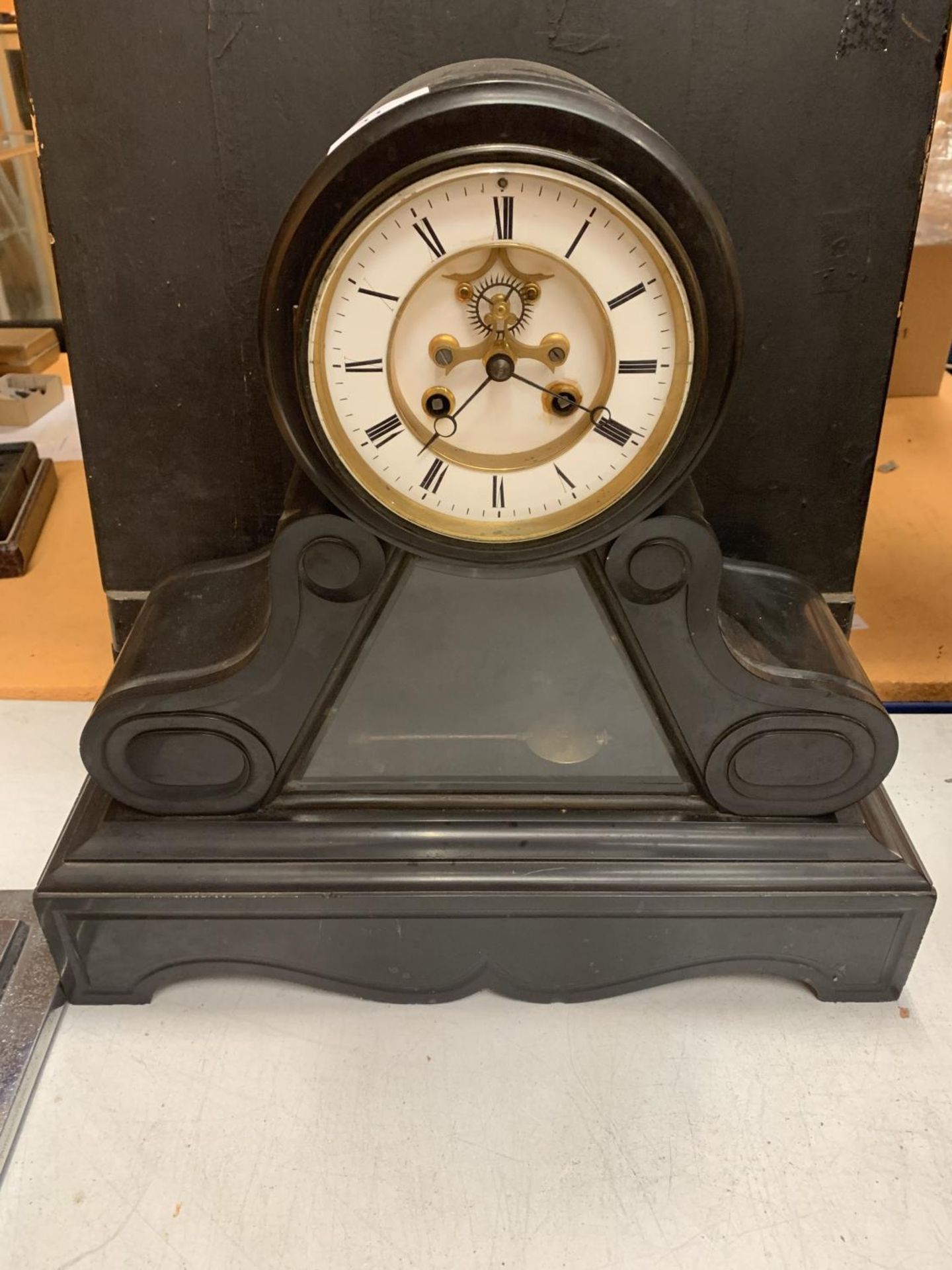 A LARGE MARBLE MANTEL CLOCK WITH VISUAL ESCAPEMENT (H: 43CM) - Image 2 of 12