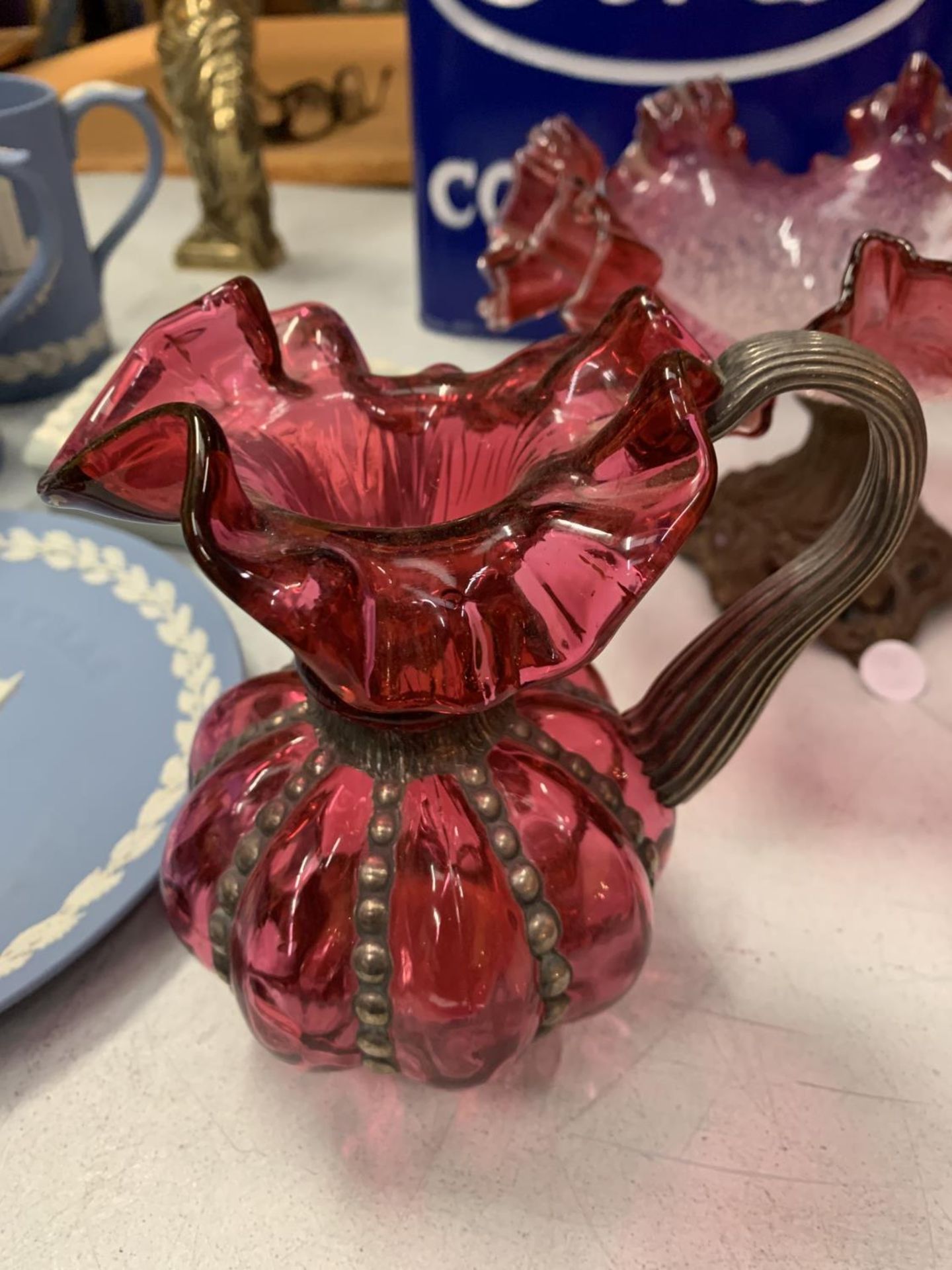 FIVE VARIOUS ITEMS OF ORNATE CRANBURY GLASS - Image 2 of 5