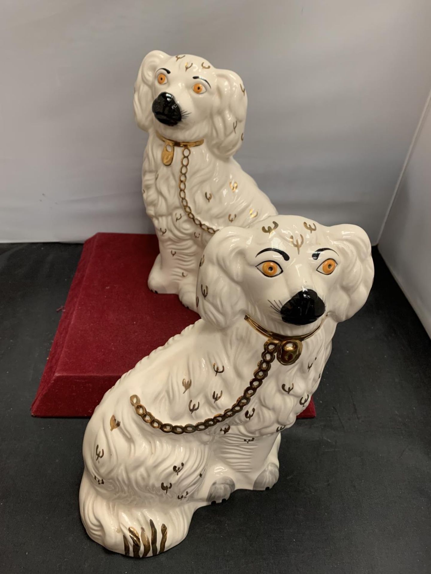 A PAIR OF ROYAL DOULTON SPANIEL FLATBACK FIGURINES APPROXIMATELTY 9 INCHES 378-3