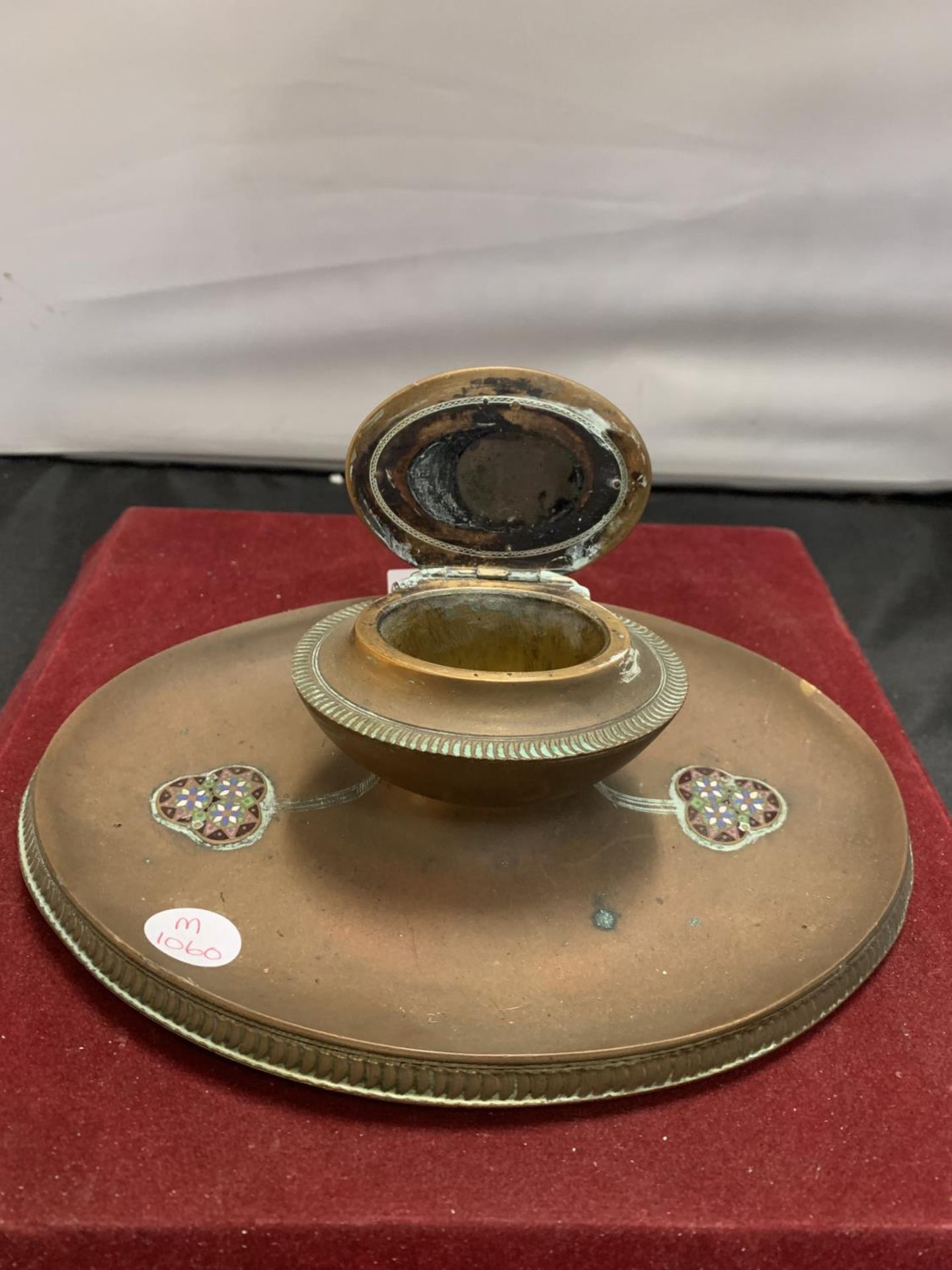 A DECORATIVE OVAL BRASS CLOISONNE INKWELL - Image 6 of 8