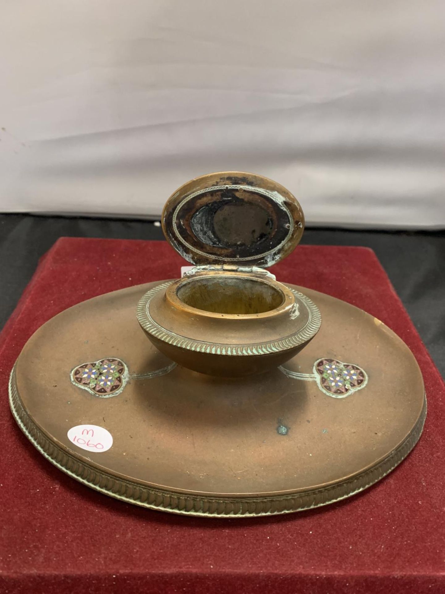 A DECORATIVE OVAL BRASS CLOISONNE INKWELL - Image 5 of 8