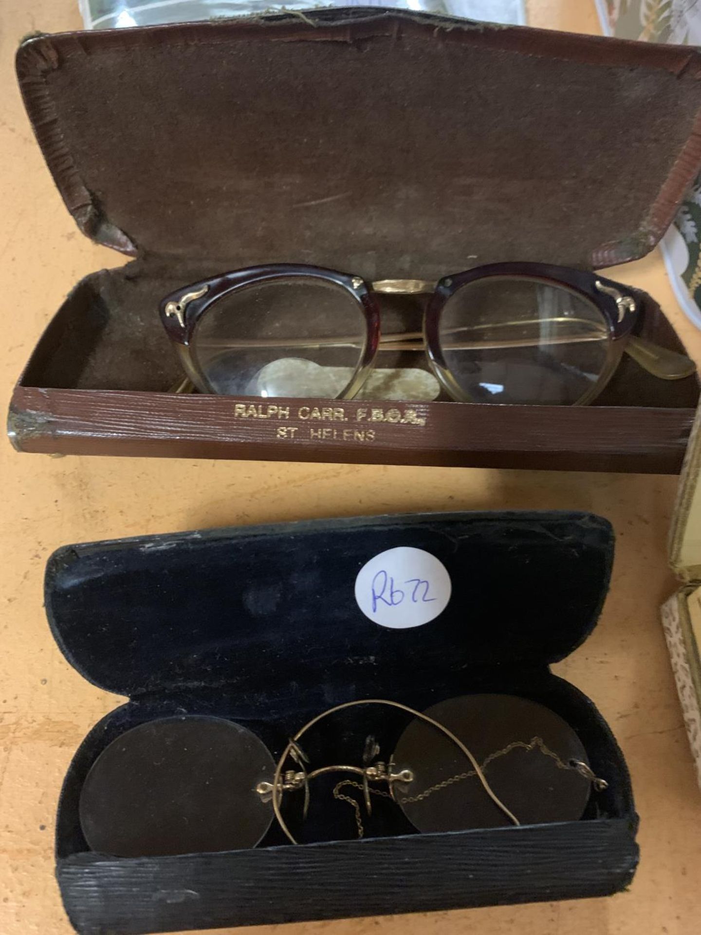 VARIOUS COLLECTABLE ITEMS TO INCLUDE VINTAGE GLASSES (POSSIBLY GOLD), TWO VINTAGE FOUNTAIN PENS, - Image 2 of 6