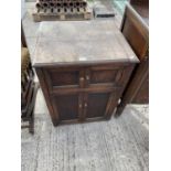 A VINTAGE OAK GRAMOPHONE CABINET, WITH HINGED TOP AND FOUR DOORS (NO GRAMOPHONE)