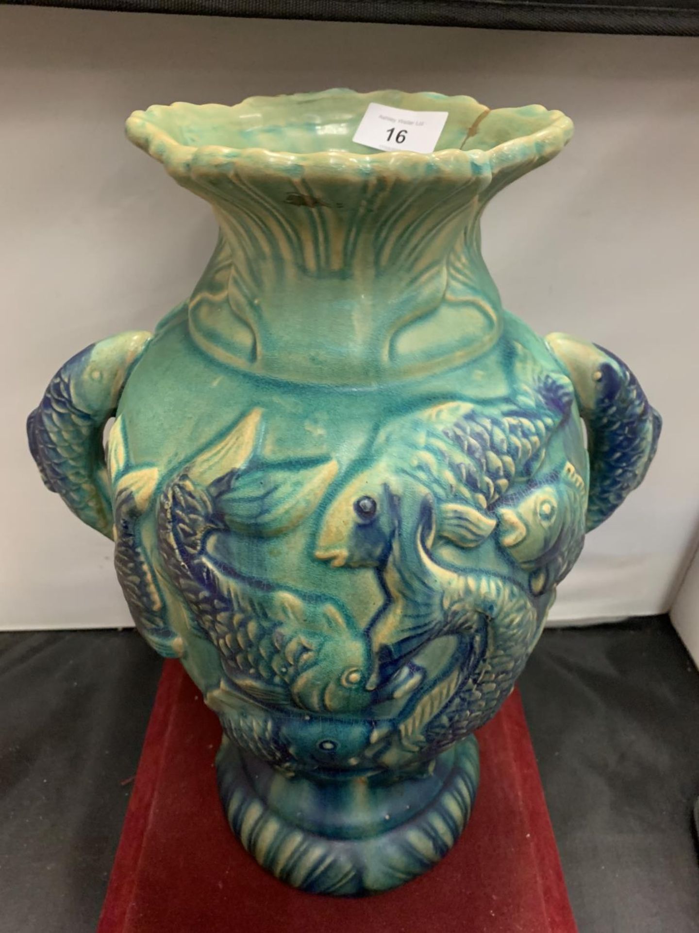 A LARGE TWIN HANDLED PESCATORIAL URN DEPICTING ORIENTAL STYLE CARP H: 40CM (RIM A/F) - Image 2 of 6