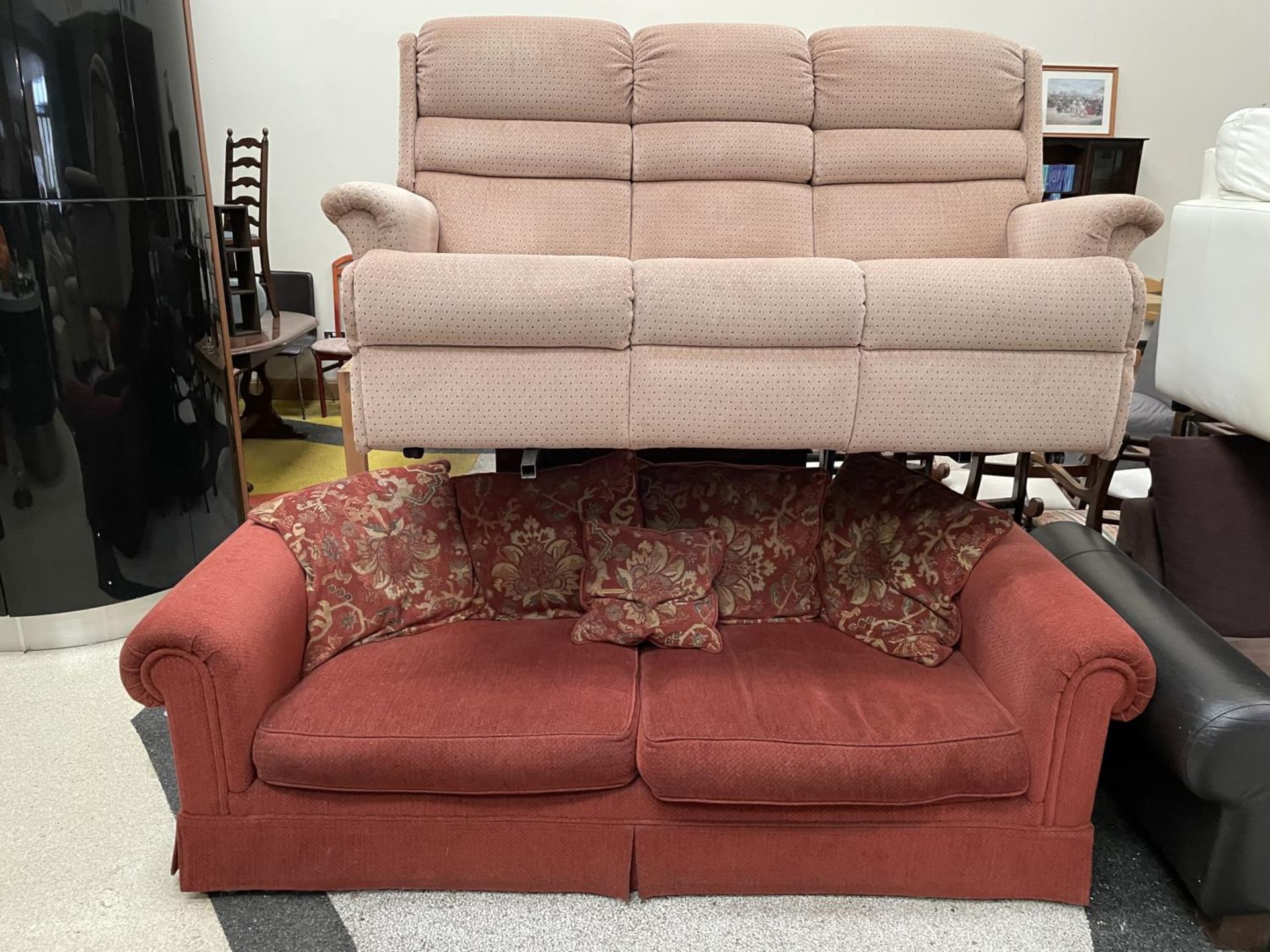 A GROUP OF EIGHT VARIOUS UPHOLSTERED AND LEATHER SOFAS. (ALL IN A GOOD CLEAN CONDITION) THIS ITEMS - Image 2 of 5