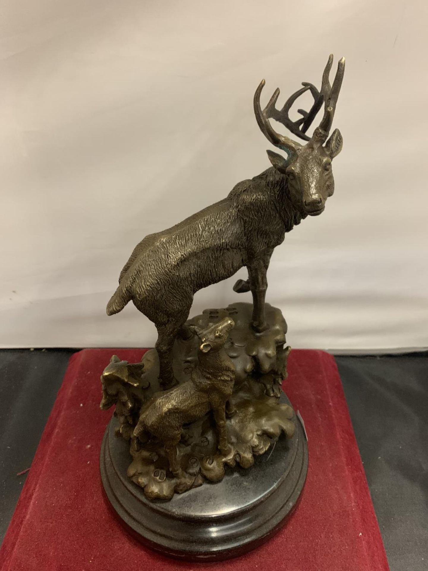 A BRONZE IN THE FORM OF A STAG AND FAWN MOUNTED ON A WOODEN BASE H:APPROXIMATELY 28CM