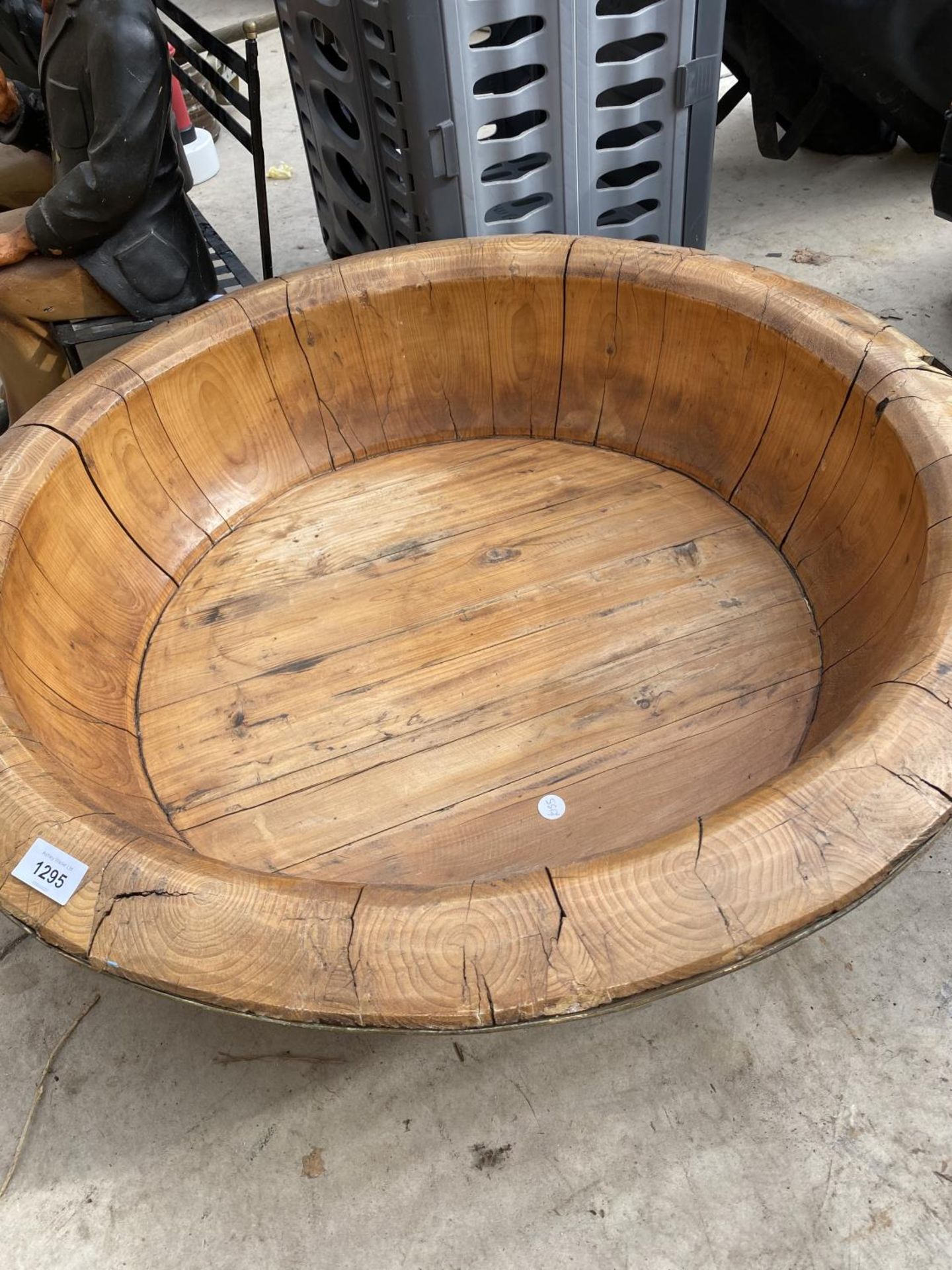 A LARGE WOODEN BOWL WITH METAL BANDING - Image 4 of 5