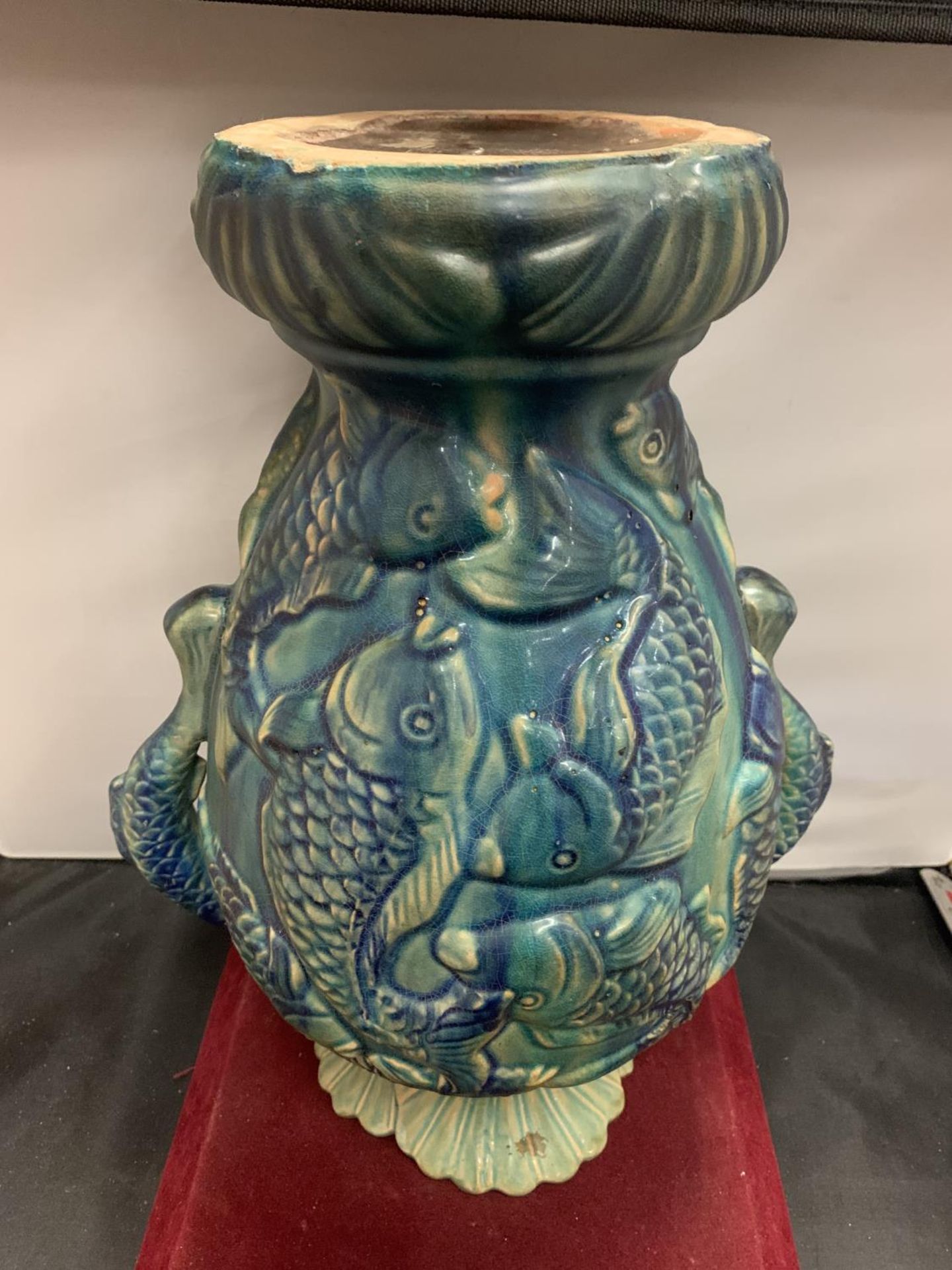 A LARGE TWIN HANDLED PESCATORIAL URN DEPICTING ORIENTAL STYLE CARP H: 40CM (RIM A/F) - Image 5 of 6