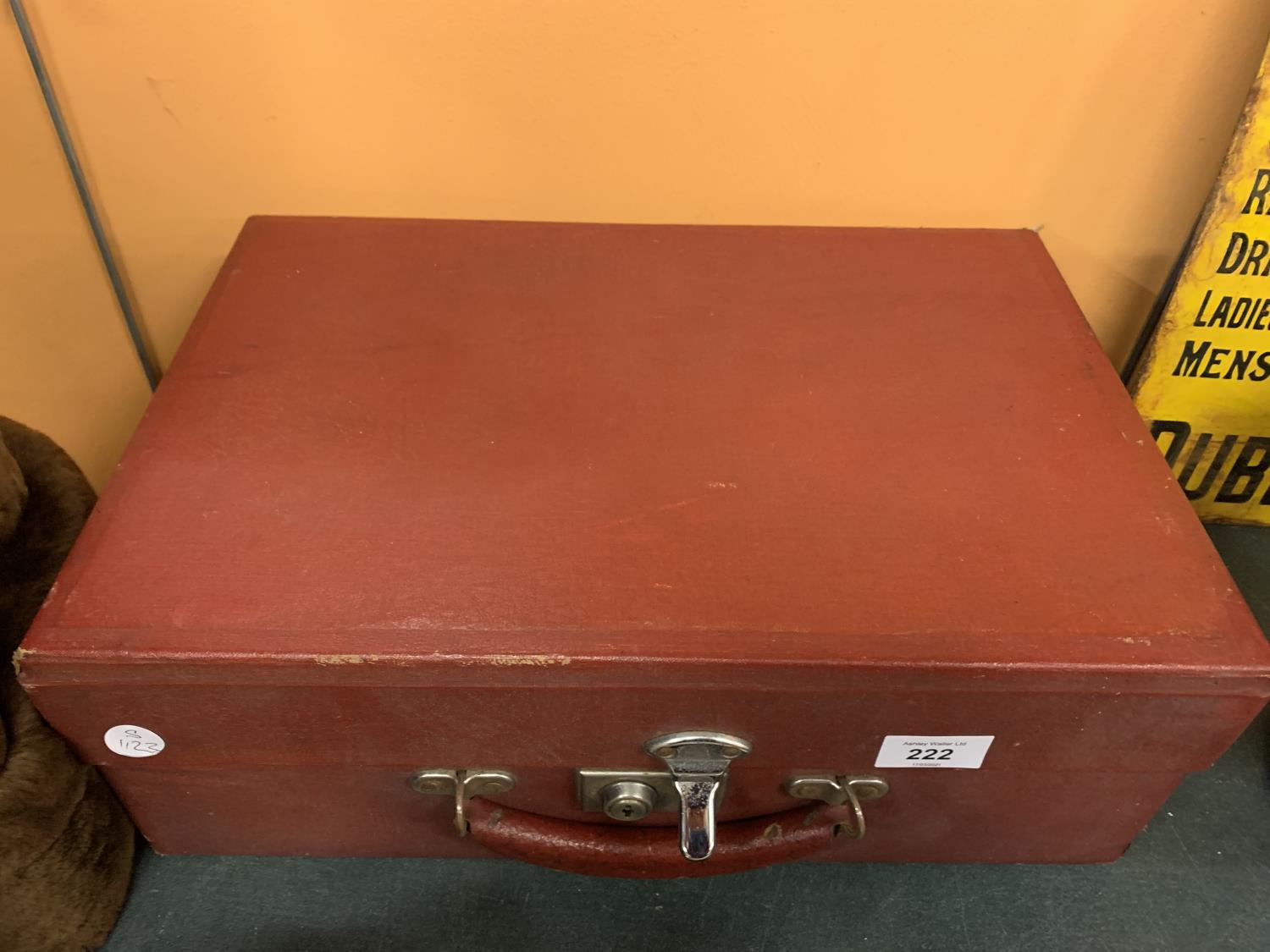 A VINTAGE PICNIC SET FOR SIX PEOPLE TO INCLUDE A FLASK, SANDWICH BOX ETC - Image 9 of 10