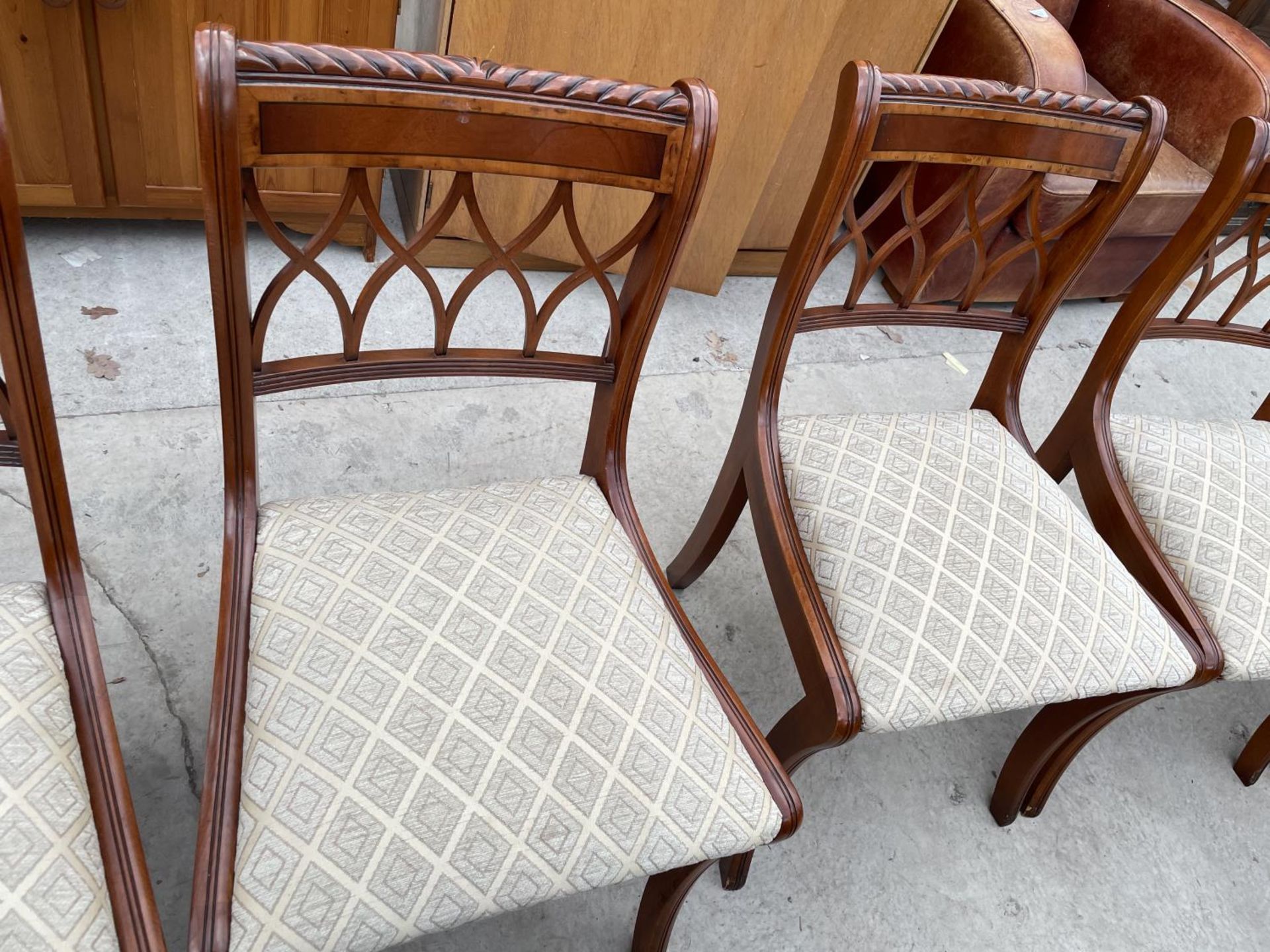 A SET OF SIX REGENCY STYLE YEW WOOD CROSSBANDED DINING CHAIRS - Image 4 of 7