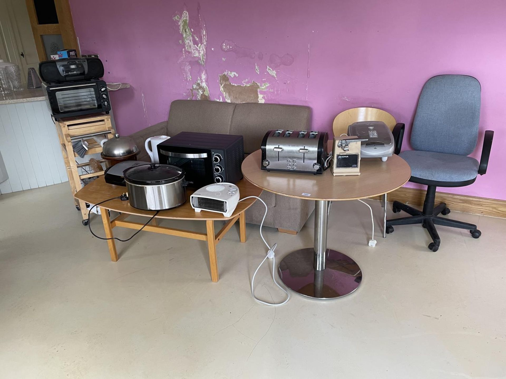 AN ASSORTMENT OF WAREHOUSE CLEARENCE ELECTRICAL ITEMS TO INCLUDE MICROWAVES, TOASTERS, TWO TABLES