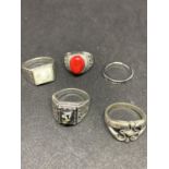 FIVE WHITE METAL RINGS WITH VARIOUS DESIGNS
