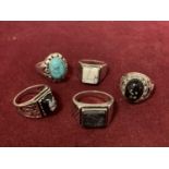 FIVE WHITE METAL RINGS WITH COLOURED STONES