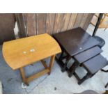 A MID 20TH CENTURY OAK OCCASIONAL TABLE AND AN OAK NEST OF TABLES