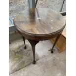 A CIRCULAR MAHOGANY OCCASIONAL TABLE ON CABRIOLE LEGS 23" DIAMETER