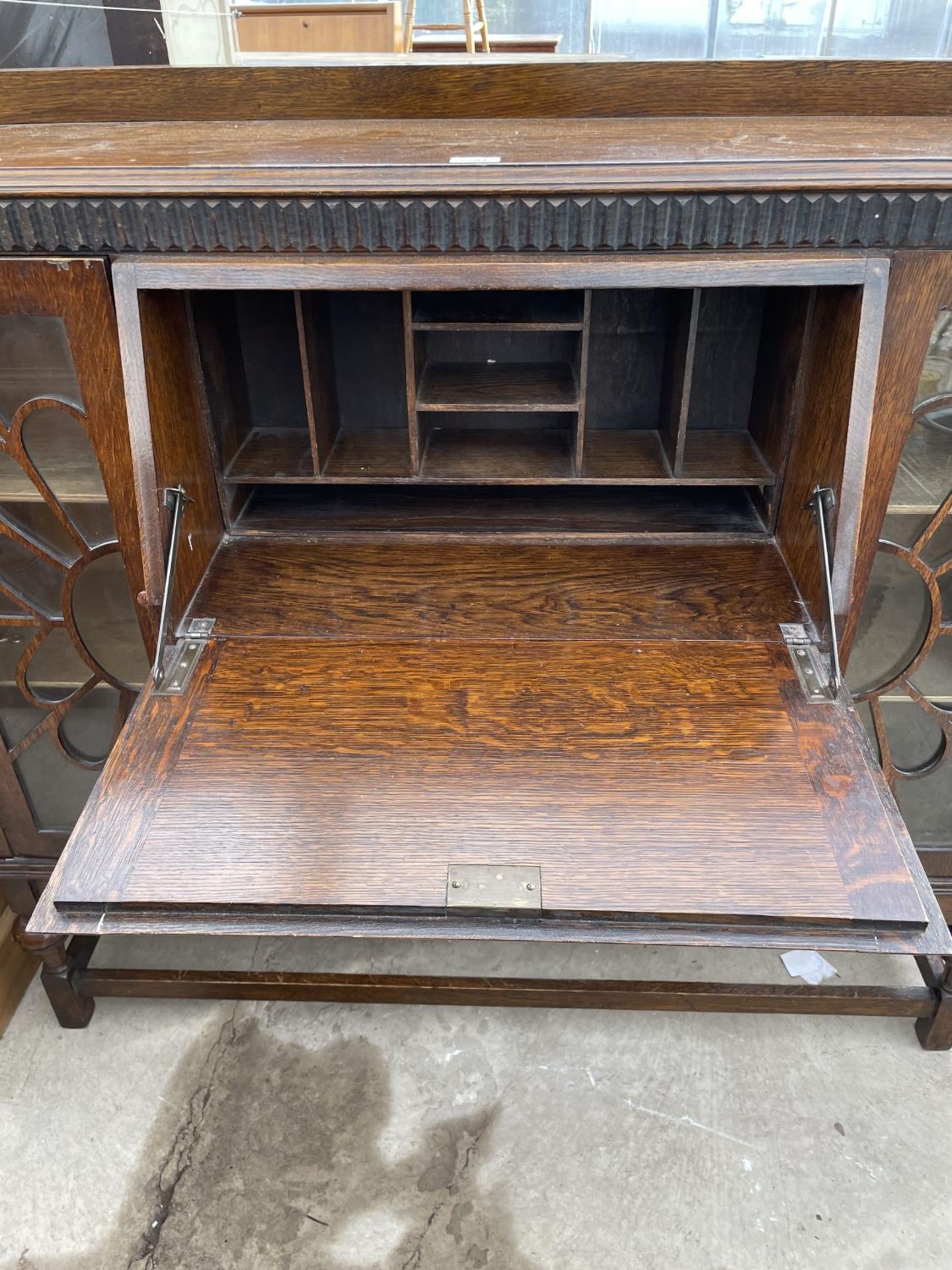 AN EARLY 20TH CENTURY OAK SIDE BY SIDE CABINET, 48" WIDE GLASS ON RIGHT PANEL NEEDS REPLACING - Image 5 of 5