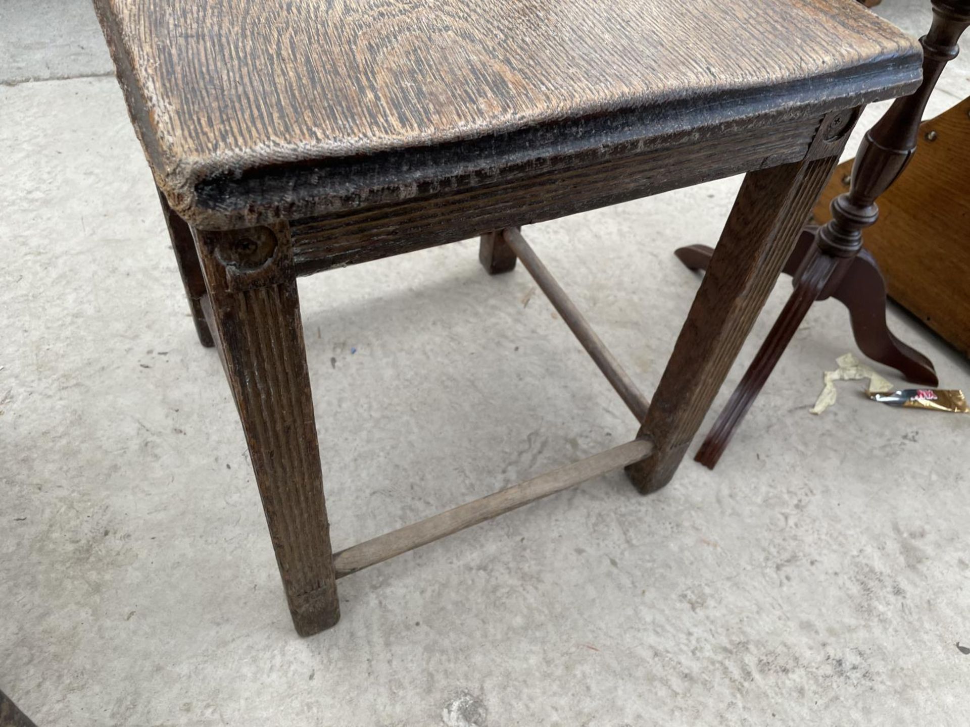 A VICTORIAN OAK KITCHEN CHAIR WITH SOLID SEAT AND X FRAME BACK - Image 3 of 3