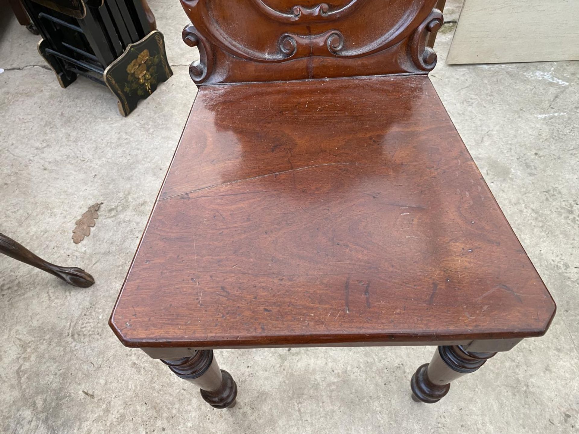 A SINGLE VICTORIAN MAHOGANY HALL CHAIR ON TURNED FRONT LEGS - Image 3 of 4