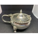 A HALLMARKED SILVER MUSTARD POT WITH SPOON BIRMINGHAM 1954 GROSS WEIGHT APPROXIMATELY 151 GRAMS