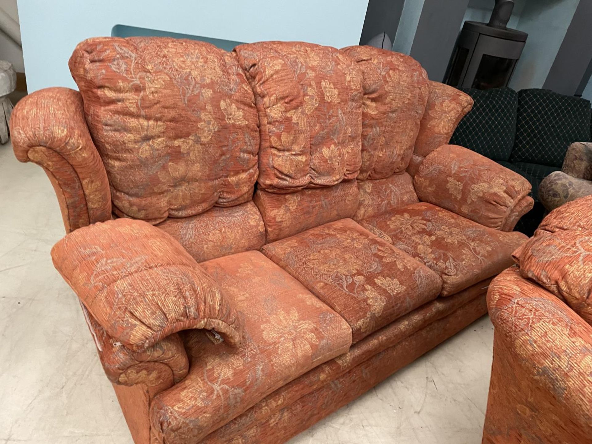 A GROUP OF VARIOUS UPHOLSTERED SOFAS AND ARM CHAIRS TO INCLUDE A MATCHING THREE PIECE SUITE WITH - Image 6 of 6