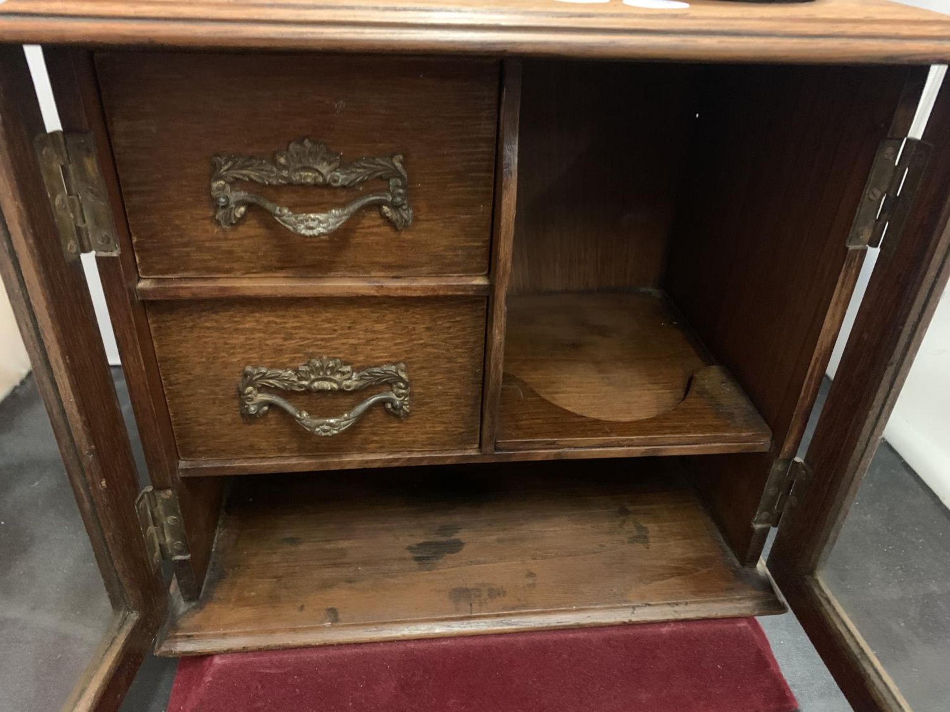 A WOODEN SMOKERS CABINET TO INCLUDE CERAMIC DISHES AND TWO INTERNAL DRAWERS H:40CM - Image 3 of 10