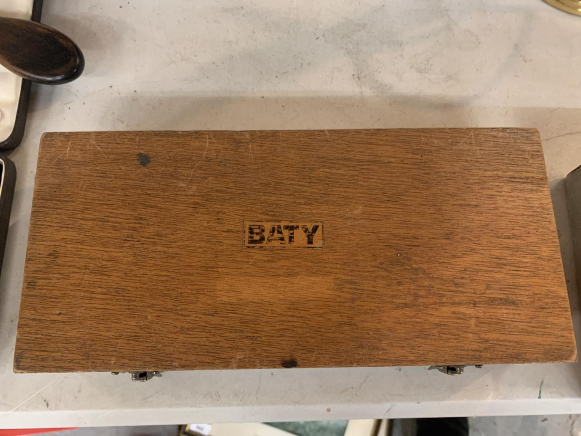 A BATY PRESSURE DIAL GAUGE IN WOODEN CASE - Image 3 of 3