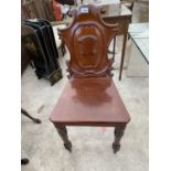 A SINGLE VICTORIAN MAHOGANY HALL CHAIR ON TURNED FRONT LEGS