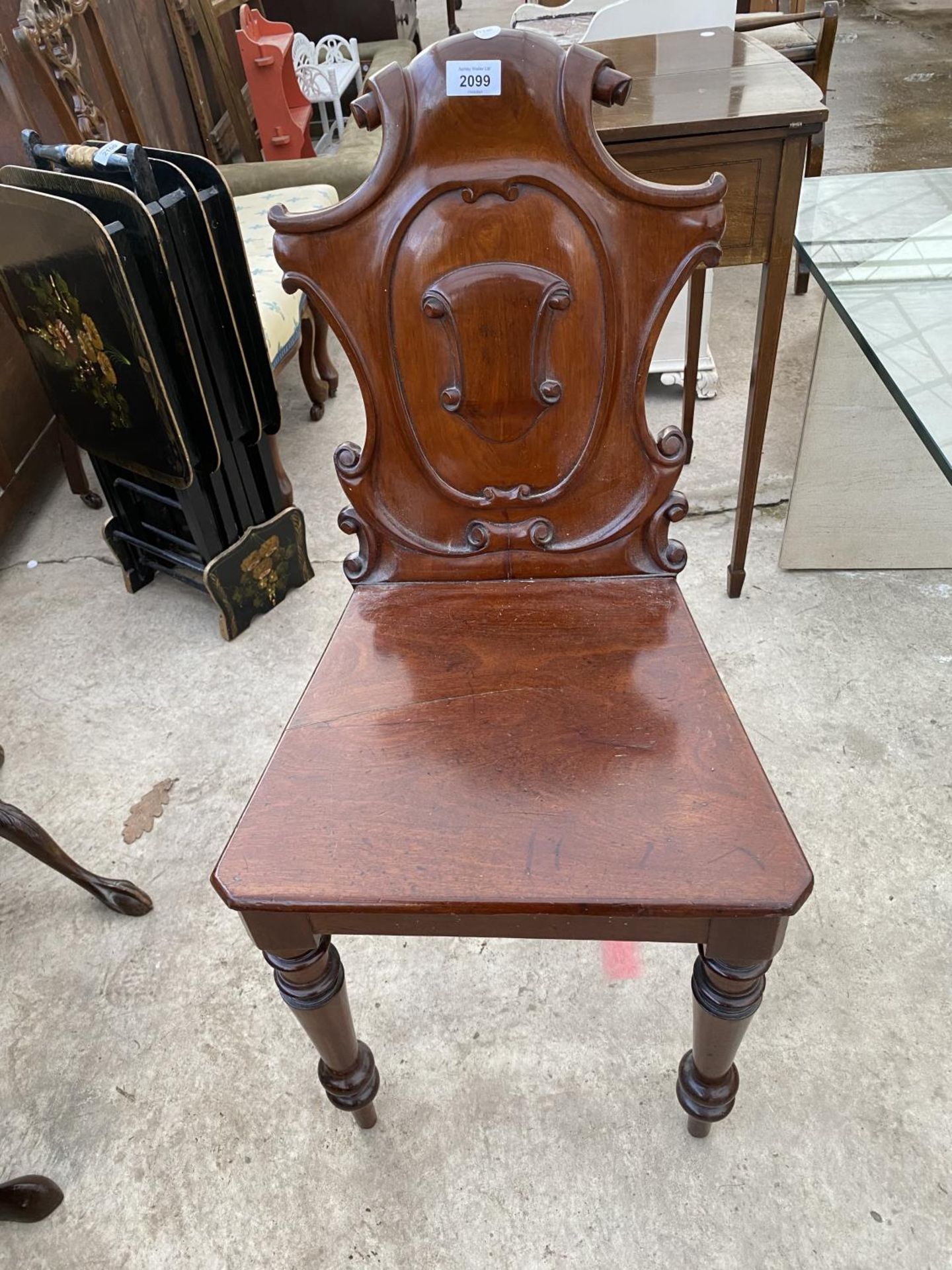 A SINGLE VICTORIAN MAHOGANY HALL CHAIR ON TURNED FRONT LEGS