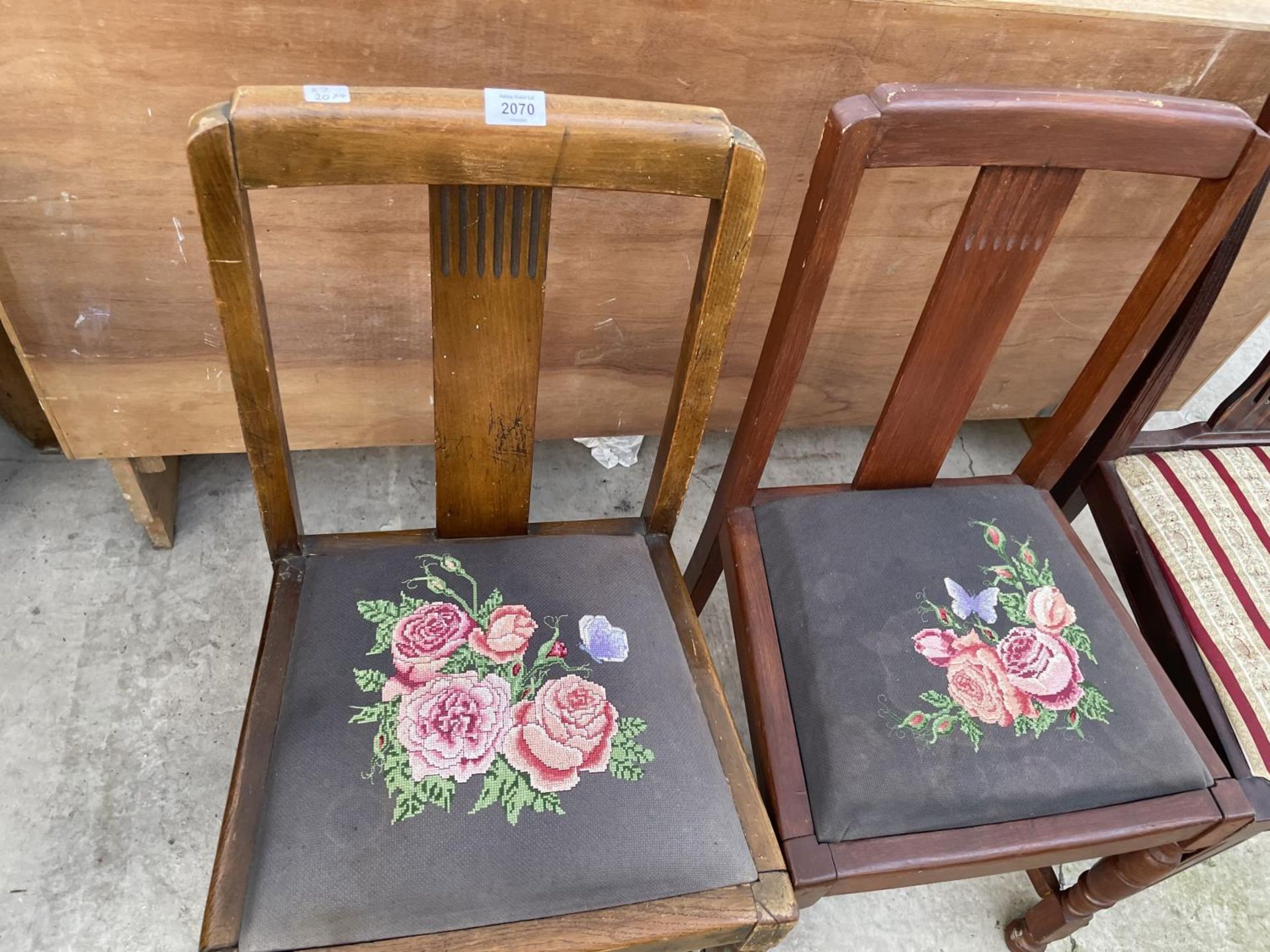 THREE VARIOUS DINING CHAIRS AND AN EARLY 20TH CENTURY OAK CARVER CHAIR - Image 2 of 4