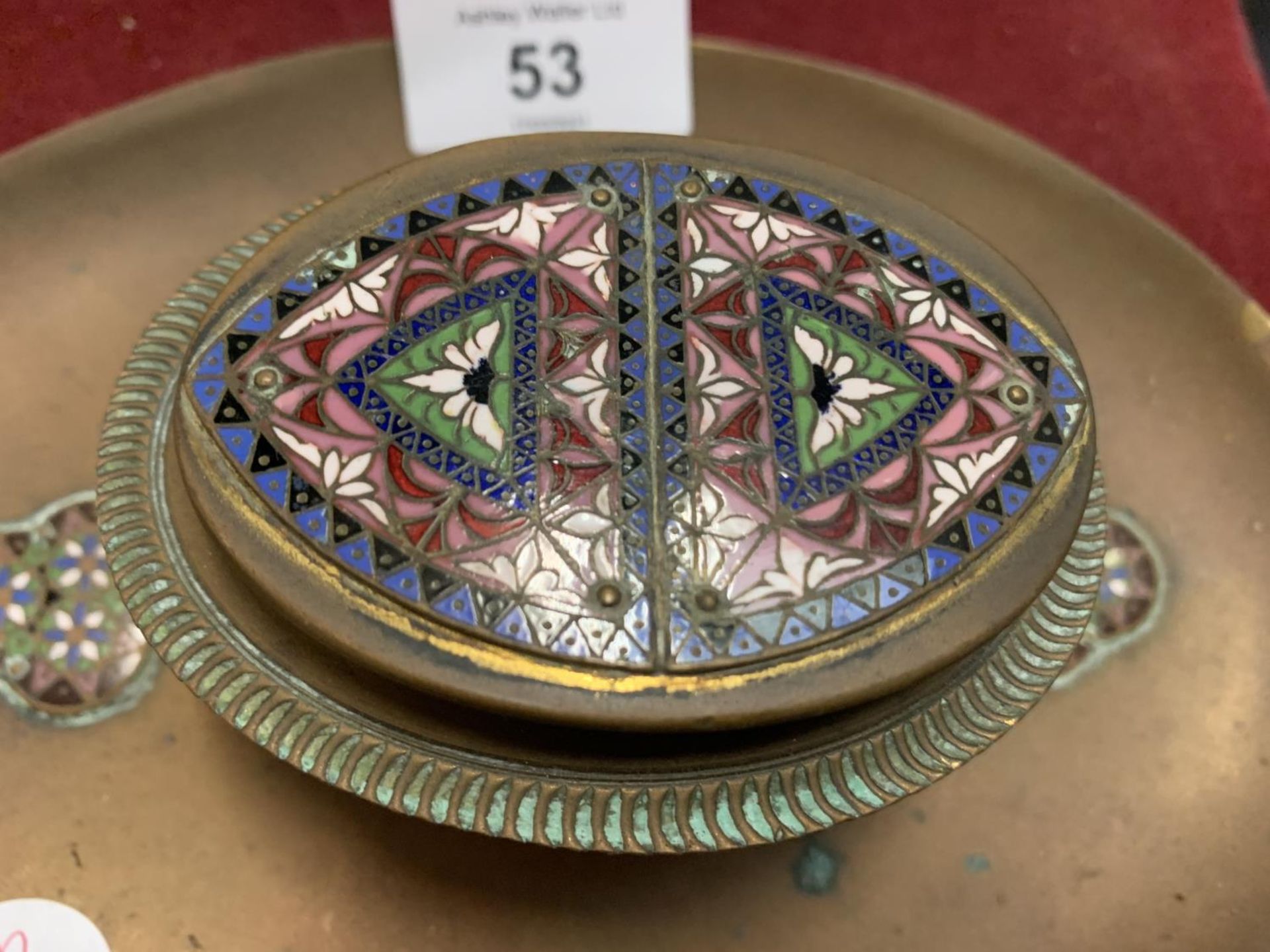 A DECORATIVE OVAL BRASS CLOISONNE INKWELL - Image 4 of 8