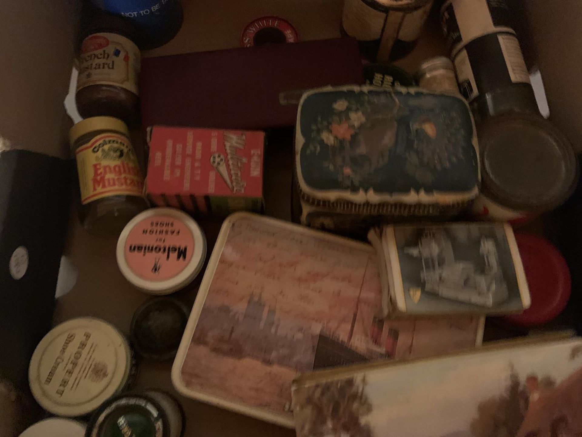 A VARIETY OF VINTAGE ITEMS TO INCLUDE TINS, BOXES AND PLAYING CARDS ETC - Image 3 of 5