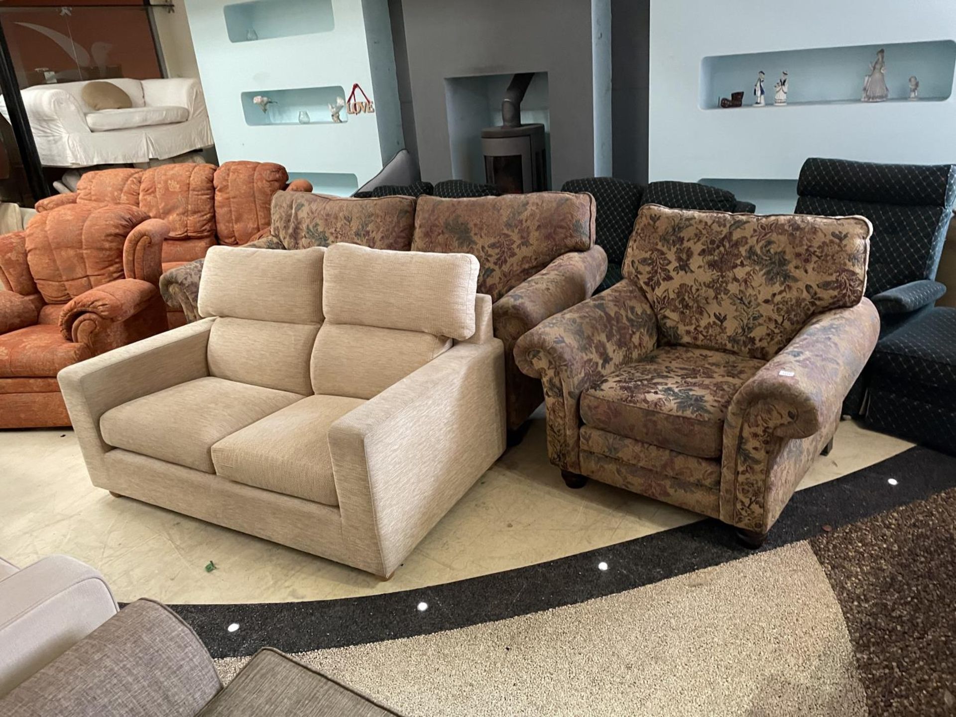 A GROUP OF VARIOUS UPHOLSTERED SOFAS AND ARM CHAIRS TO INCLUDE A MATCHING THREE PIECE SUITE WITH