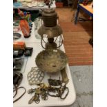 A SELECTION OF BRASSWARE TO INCLUDE A VINTAGE OIL LAMP, DECORATIVE BOWL (D:28CM) ETC