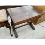 AN EARLY 20TH CENTURY OAK DRAW-LEAF DINING TABLE, 36x27"