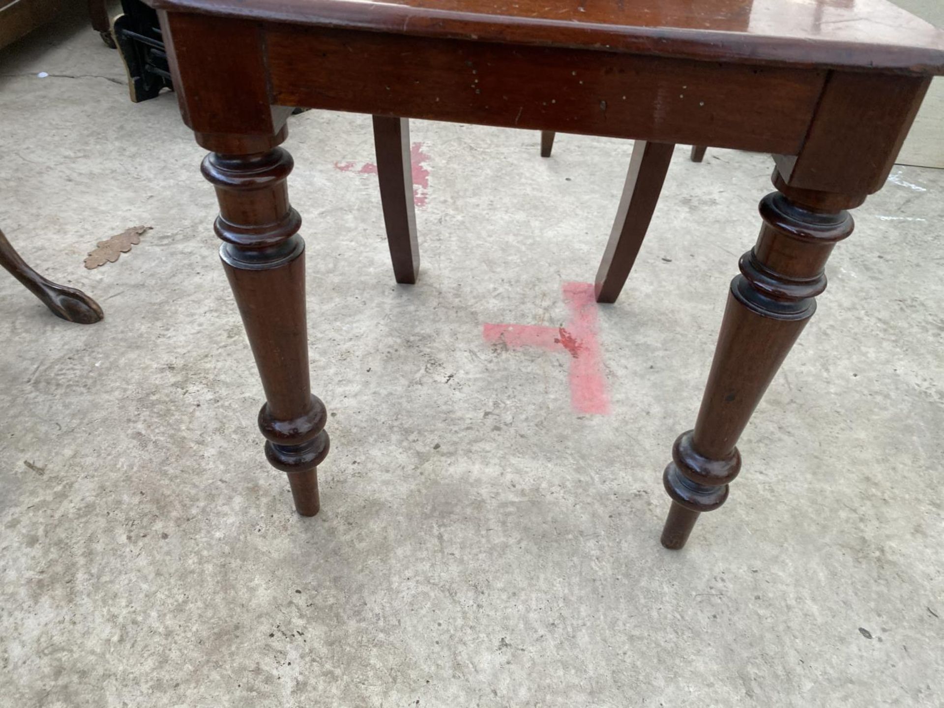 A SINGLE VICTORIAN MAHOGANY HALL CHAIR ON TURNED FRONT LEGS - Image 4 of 4