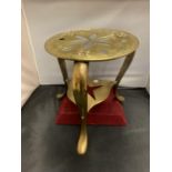 AN ENGLISH VICTORIAN HEAVY BRASS TRI FOOTED TRIVET STAND H:30CM