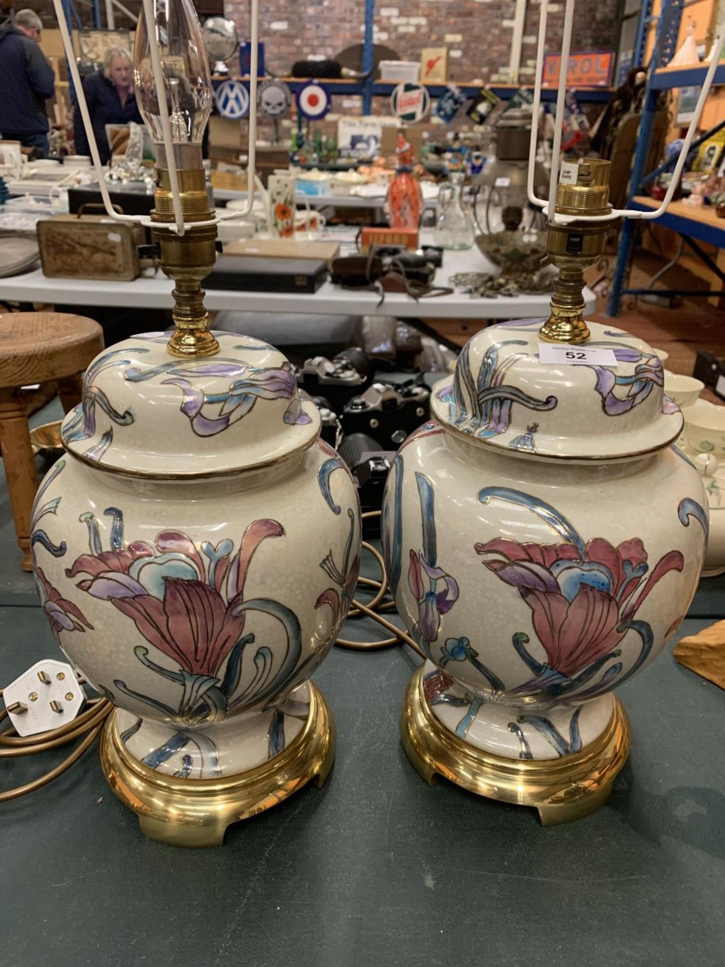 A PAIR OF LARGE FLORAL DECORATED CERAMIC TABLE LAMPS ON BRASS BASES - HIGH 40CM (TO TOP OF BRASS