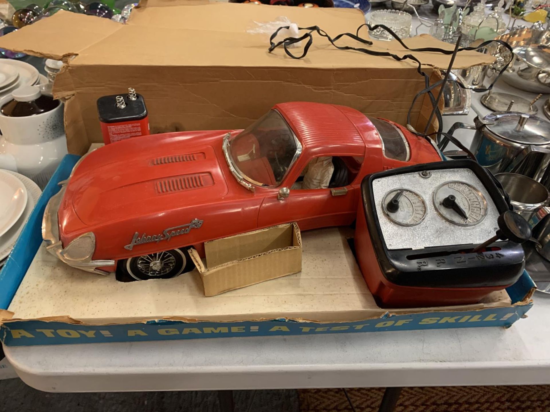 A VINTAGE TOPPER TOYS JOHNNY SPEED E-TYPE JAGUAR MODEL CAR TO INCLUDE THE ORIGINAL DRIVER AND BOX - Image 2 of 6