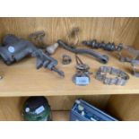 AN ASSORTMENT OF VINTAGE KITCHEN ITEMS TO INCLUDE A MINCER AND CUTTERS ETC