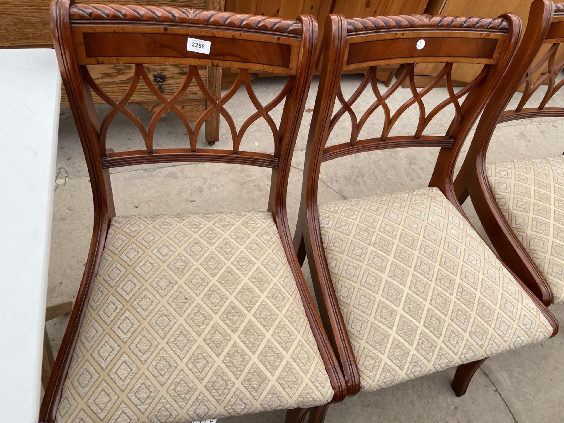 A SET OF SIX REGENCY STYLE YEW WOOD CROSSBANDED DINING CHAIRS - Image 2 of 7