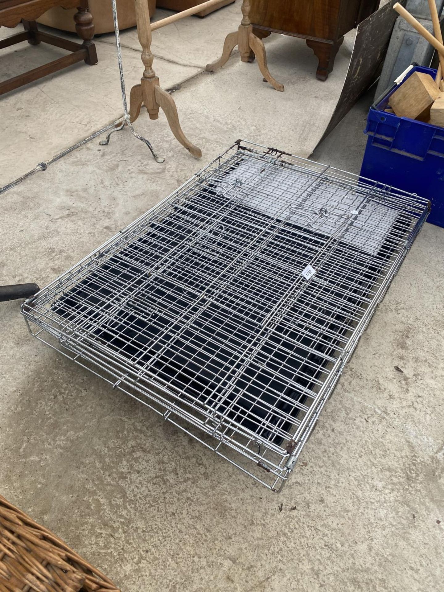 A LARGE PET CRATE - Image 2 of 2