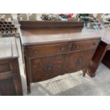 AN OAK SIDEBOARD WITH TWO DOORS, TWO DRAWERS AND SPLASHBACK