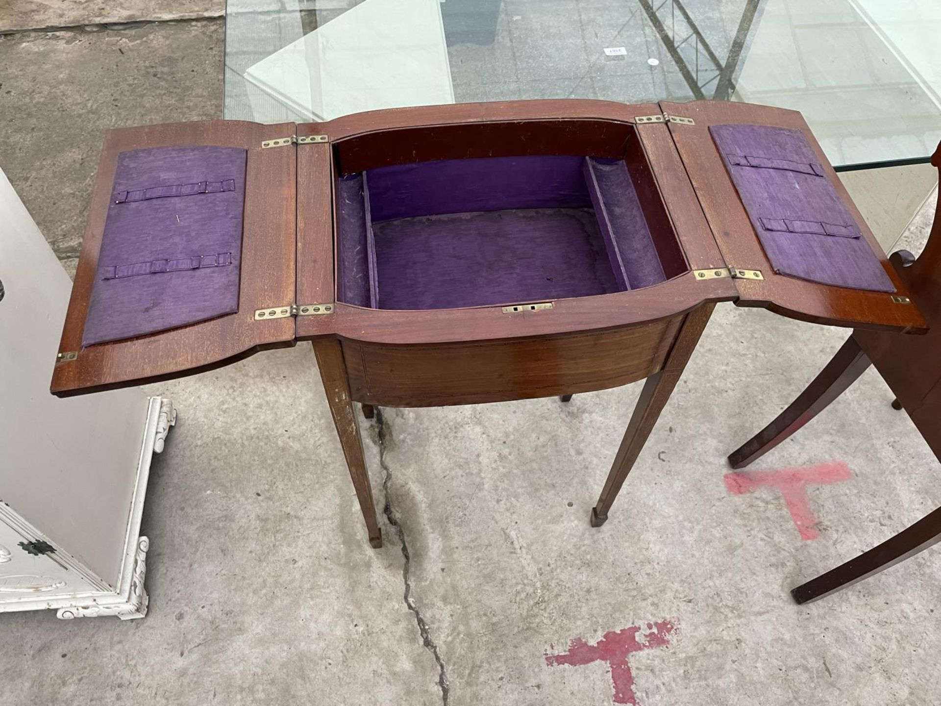AN EDWARDIAN MAHOGANY AND INLAID SEWING BOX/TABLE WITH FOLD-OVER TOP, ON TAPERED LEGS WITH SPADE - Image 4 of 4