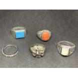 FIVE WHITE METAL RINGS TO INCLUDE COLOURED STONE