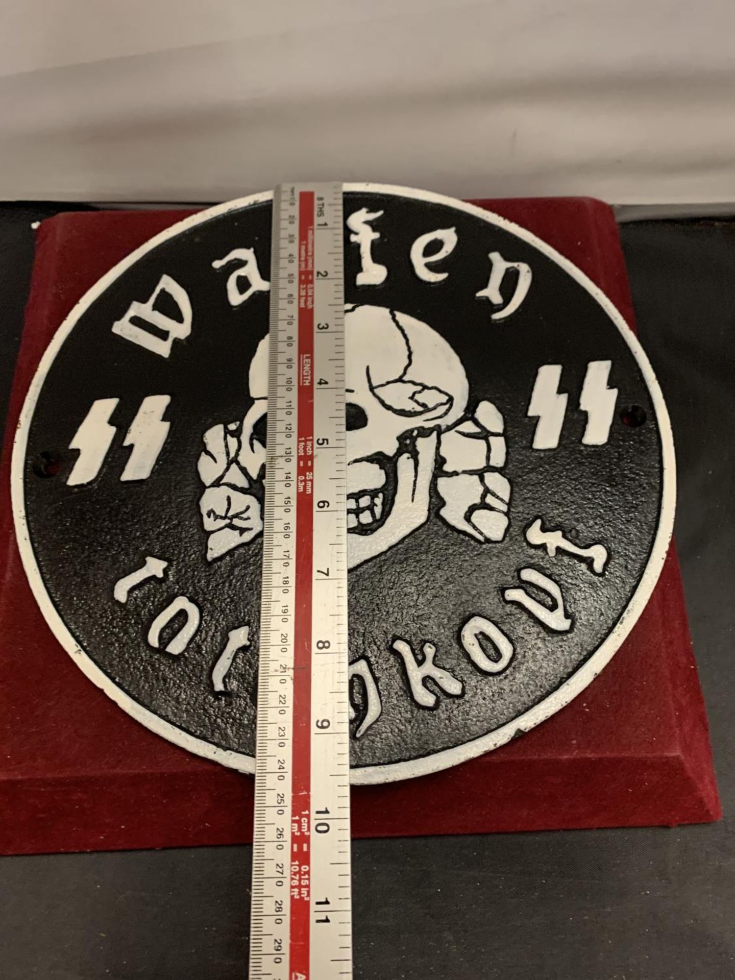 A CAST 'WAFFEN TOTENKOPF' CIRCULAR SIGN D:25CM - Image 3 of 4