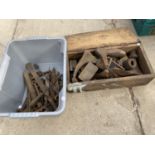 A WOODEN STORAGE BOX AND AN ASSORTMENT OF HAND TOOLS