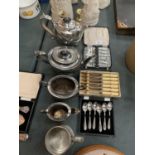 A COLLECTION OF SILVER PLATED WARE TO INCLUDE TEA/COFFEE POTS, BOXED CUTLERY ETC