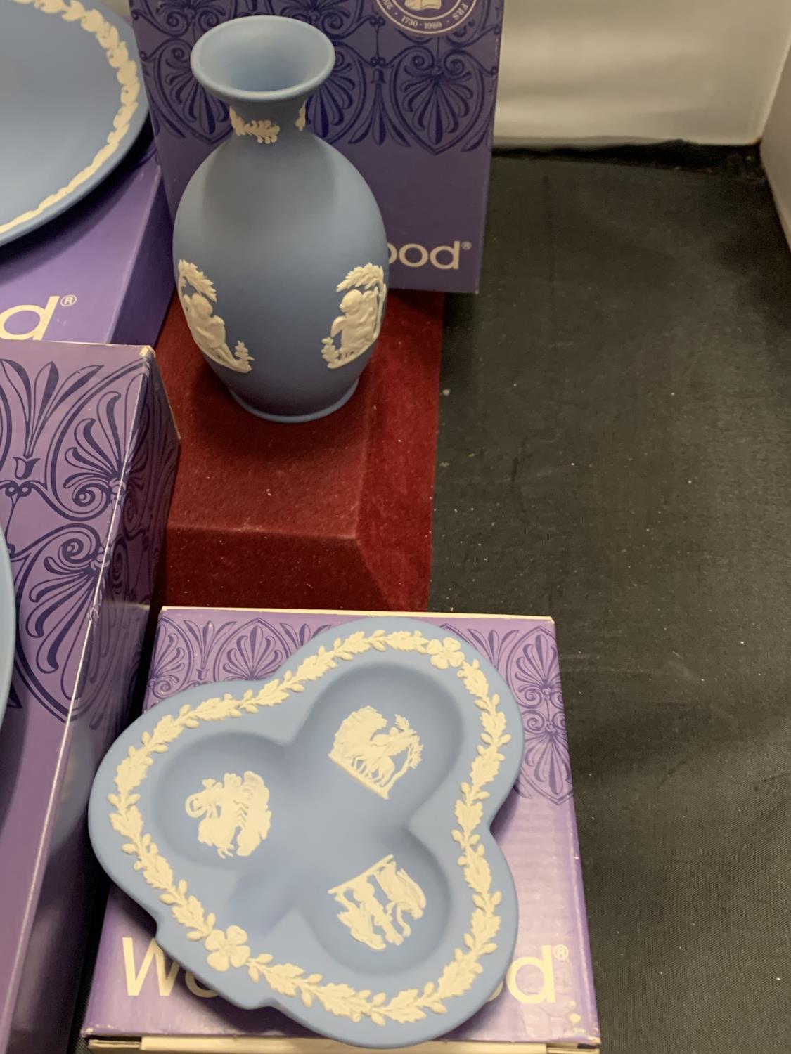 FOUR BLUE AND WHITE JASPERWARE ITEMS TO INCLUDE PLATES. TRINKET DISHES AND A VASE ALL WITH BOXES - Image 2 of 3