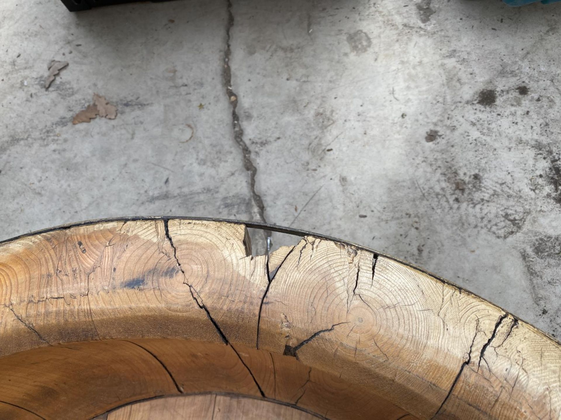 A LARGE WOODEN BOWL WITH METAL BANDING - Image 3 of 5