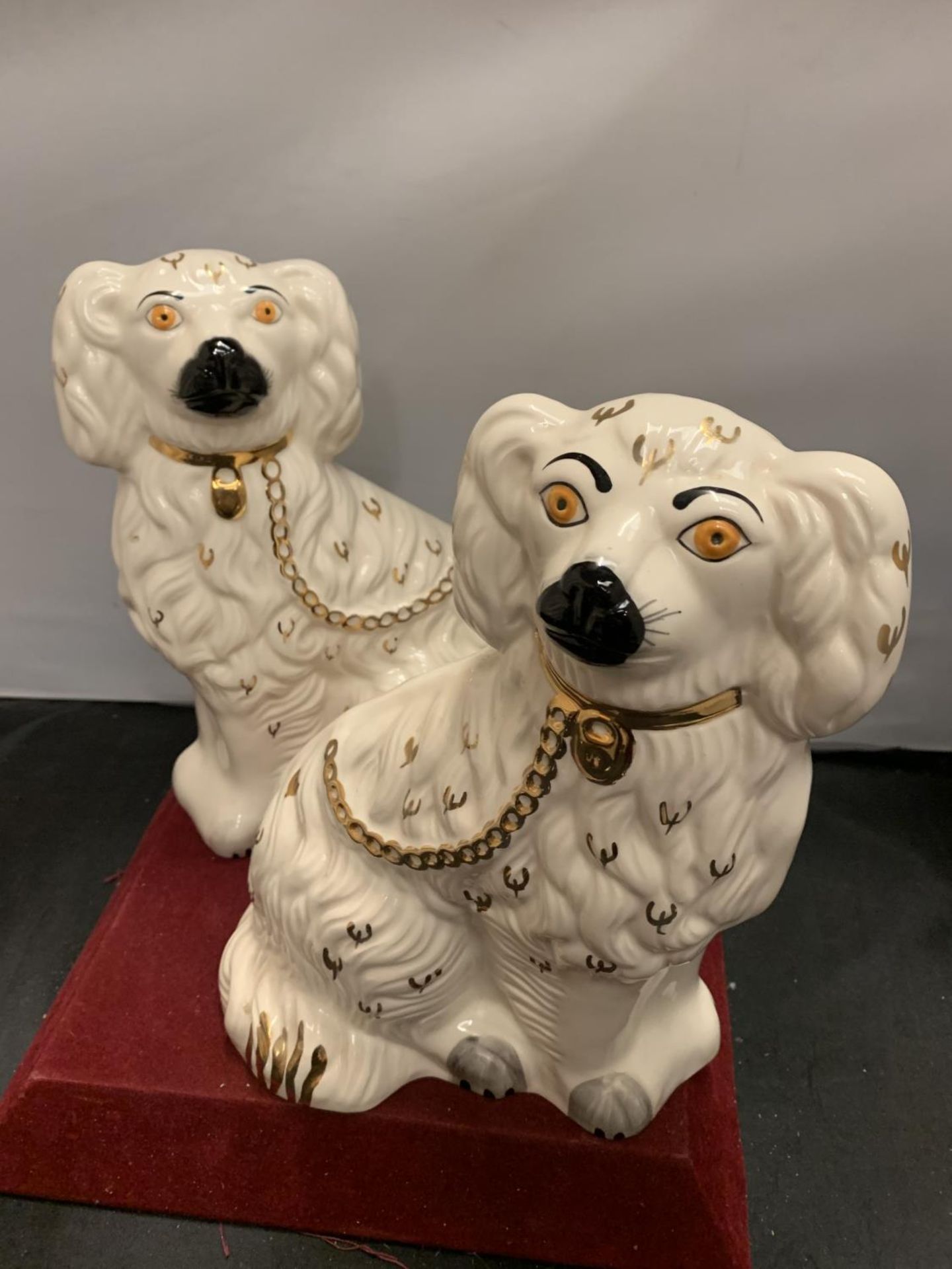 A PAIR OF ROYAL DOULTON SPANIEL FLATBACK FIGURINES APPROXIMATELTY 9 INCHES 378-3 - Image 2 of 4